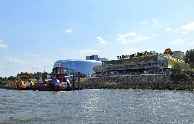 Zwei Musicaltheater an der Elbe mit eigenem Anleger.