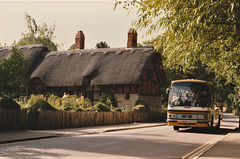 Reliance Coaches B999 YKJ passing Anne Hathaway’s Cottage, Shottery - 16 Aug 1987 (54-16)