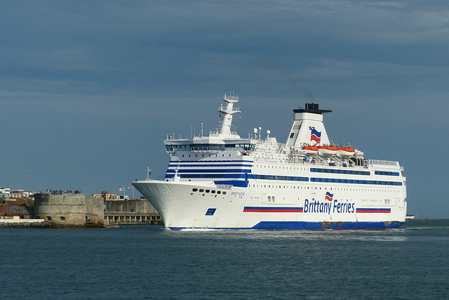 Bretagne arriving at Portsmouth (1) - 22 April 2018