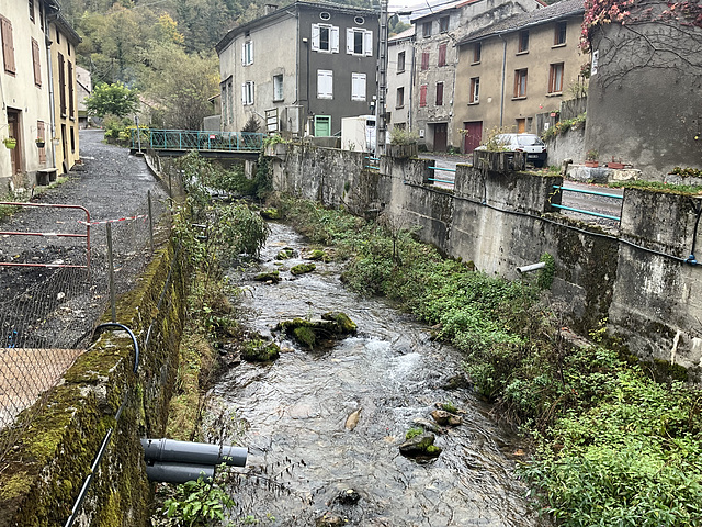 Pas de soucis……pour le moment , la rivière est basse