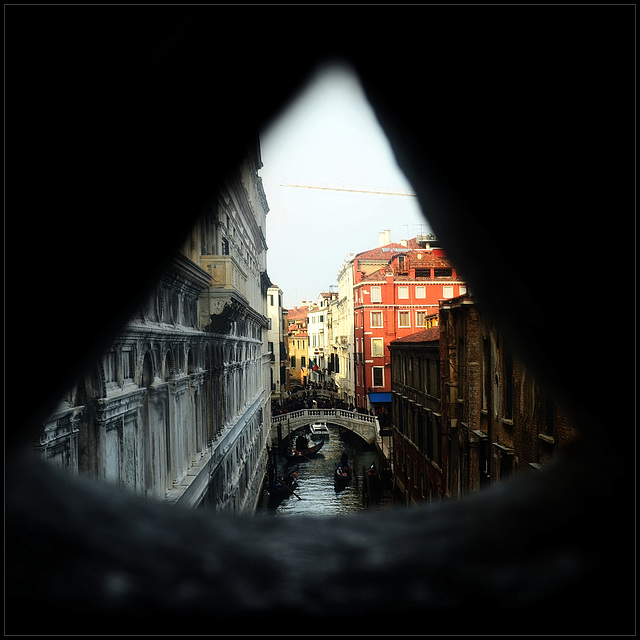 #30 Venezia ... Contest Without Prize(2017/04) “Through a hole”