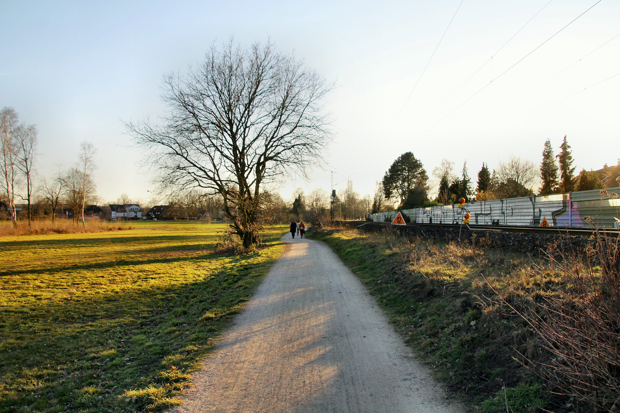 Weg im Westuferpark neben der Bahnstrecke Wanne-Eickel–Hamburg (Haltern am See) / 24.02.2019