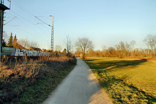 Weg im Westuferpark neben der Bahnstrecke Wanne-Eickel–Hamburg (Haltern am See) / 24.02.2019