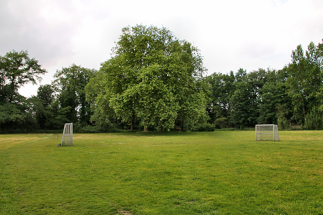 Bolzplatz nahe der Burg Vondern (Oberhausen-Osterfeld) / 21.05.2022