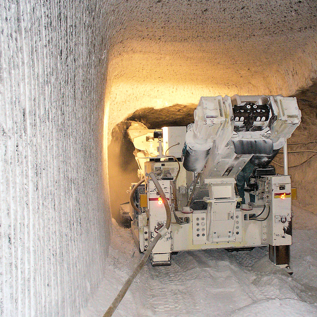 Teilschnittmaschine bei der Arbeit im Salz