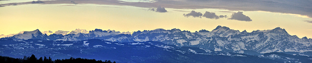 Blick auf die über 60 km entfernten Schweizer Alpen - Morgens um 8 Uhr 38 min