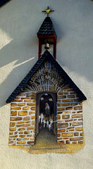Darstellung der Lourdes-Kapelle auf der Fassade der Bachemer Dorfschänke
