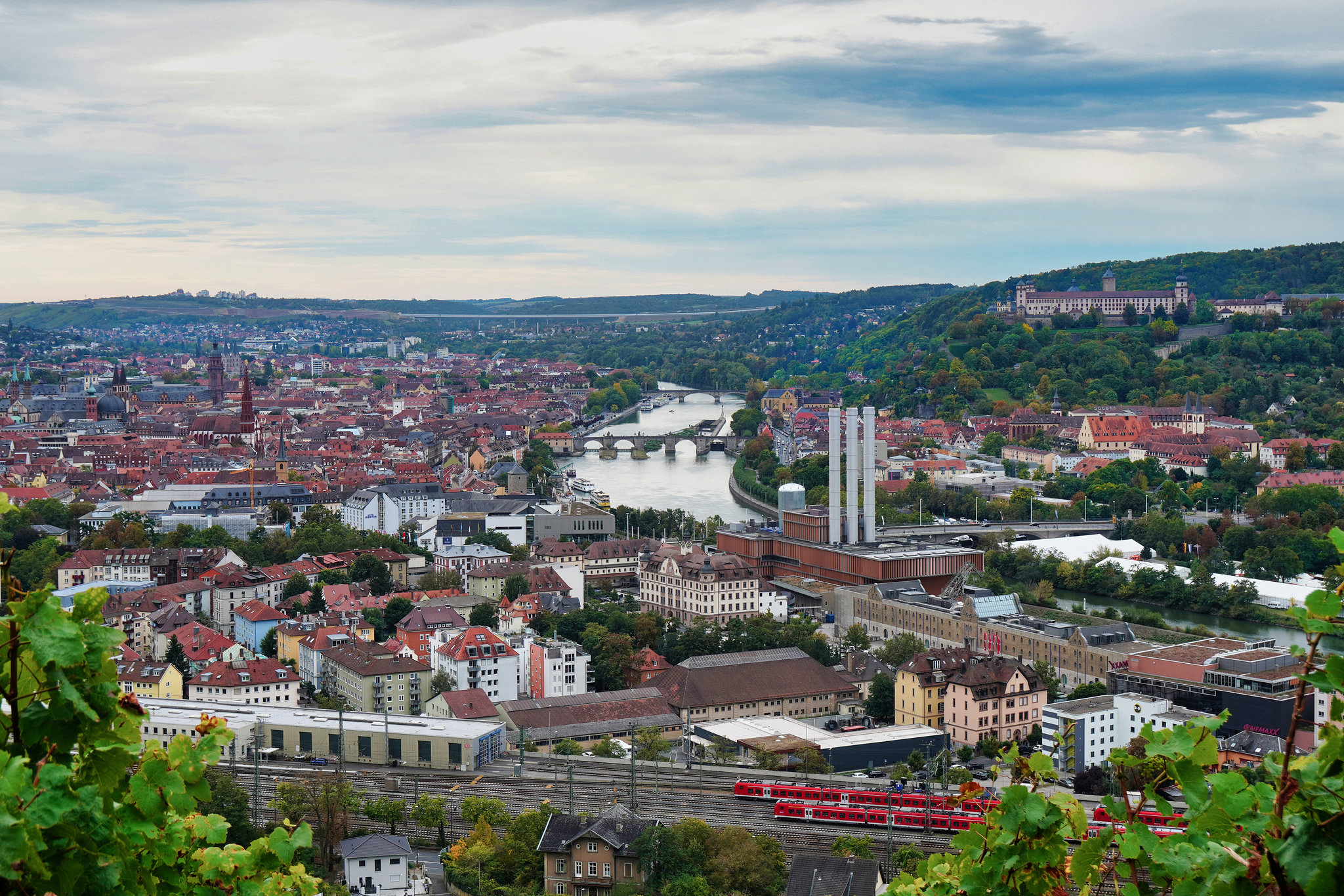 Würzburg, eine Großstadt am Main  - Würzburg, a city on the River Main - mit Notizen