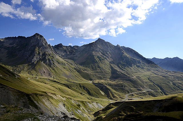 les lacets dans les pyrénées