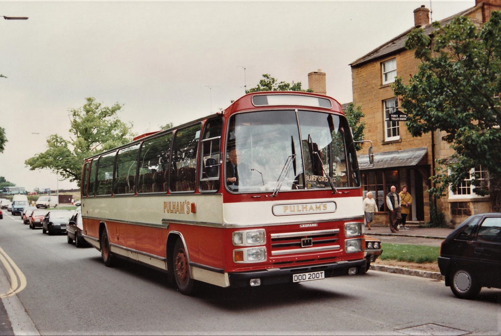 Pulham’s Coaches DDD 200T in Moreton-in-Marsh – 1 Jun 1993 (195-12)