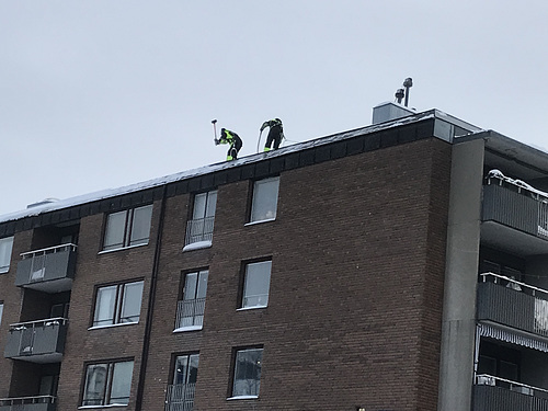 clearing snow from rooves