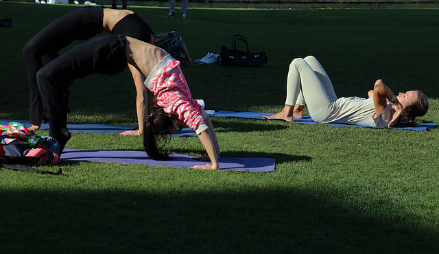 Yoga , posture dite le pont ou ça passe ou ça casse .