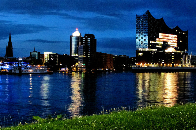 Lauschiger Sommerabend an der Elbe