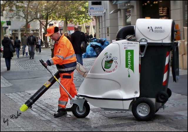 SAUBER IST IN... - CLEAN IS IN...