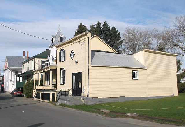 La maison à la fenêtre en losange