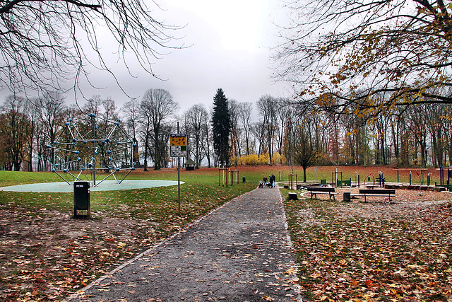 Hohenstein, Spieplatz mit Grünfläche (Witten) / 26.11.2023