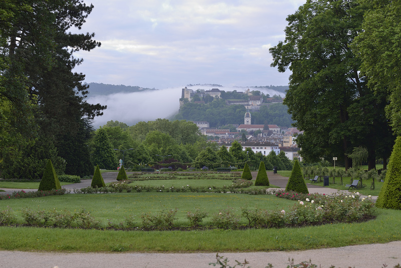 BESANCON: La Citadelle depuis je jardin des Glacis.