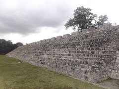 Escaliers mayas en perspective ruinée