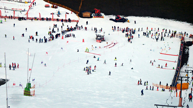 buntes Treiben mit Ski-Anfänger