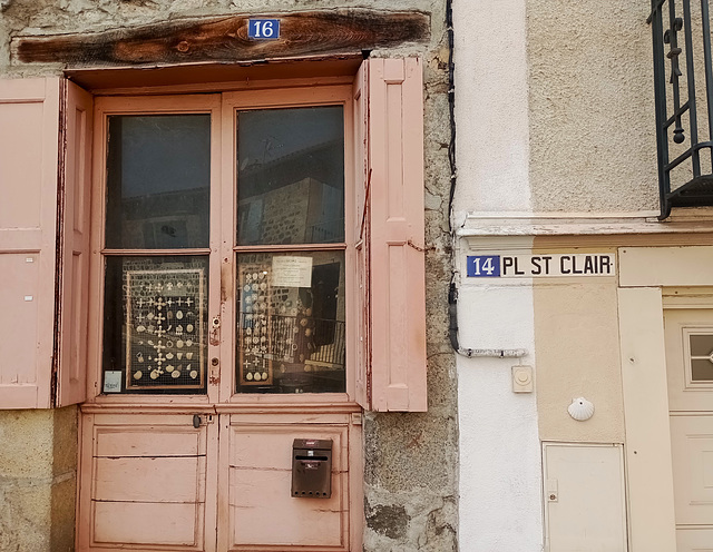 £ Retail Therapy £ - The shop with no name.