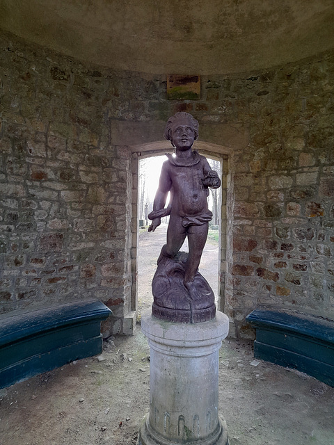 Kiosque arrondi , protégeant une sculpture en bois de ce doux vent d'ouest , le Zéphir .