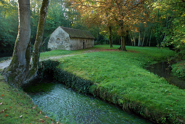 Méréville , le lavoir situé sur une rive de la Juine . .