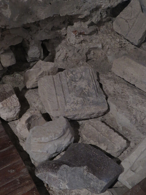 Eglise saint André : fragments du chancel.