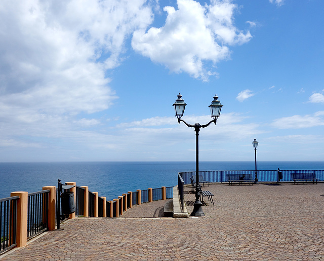 Candélabre sur mer.