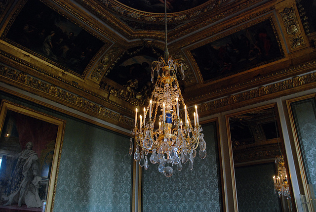 Dans un des salons du château de Versailles .