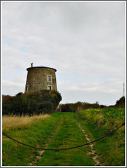 Le moulin près de la voie romaine (62) à Escalles