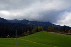 Nebel und Wolkenschwaden wechseln sich auf der Passhöhe ab