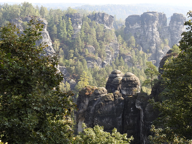 Bastei-Blick ins Elbsandsteingebirge