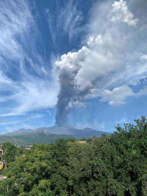 etn - eruption plume, Sept2021