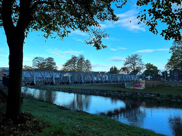 Behelfsbrücke am Morgen