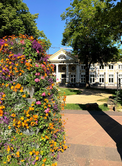 Farbenpracht am Thermal-Badehaus