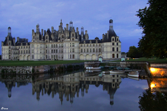 Chambord à la tombée de la nuit