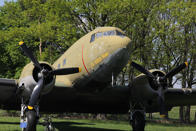 Douglas C-47 (DC-3)