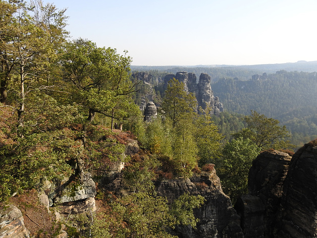 Bastei-Blick ins Elbsandsteingebirge