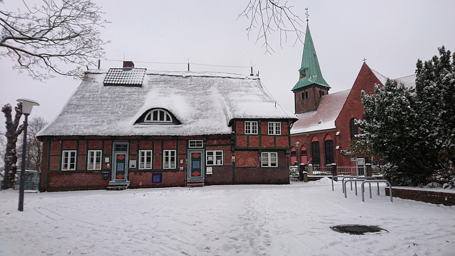 Küsterhaus und Kirchdorfer Kreuzkirche