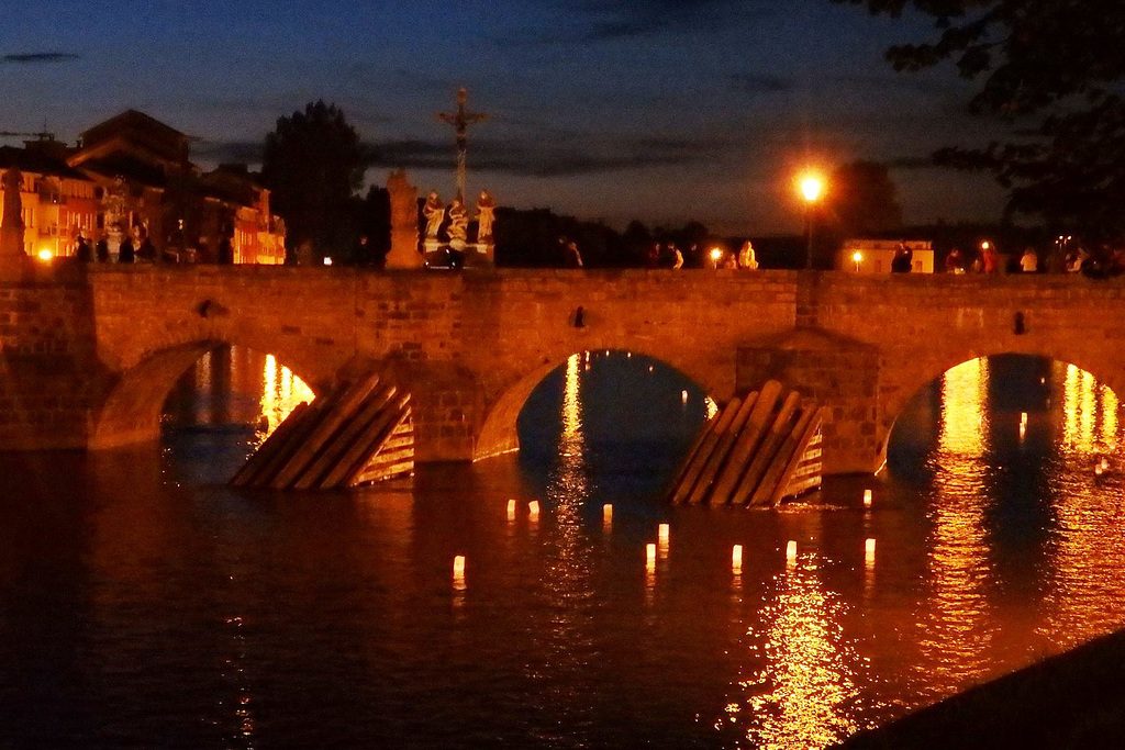 Al mezepoka Ŝtonponto en Písek flosas paperlanternoj kun personaj deziroj