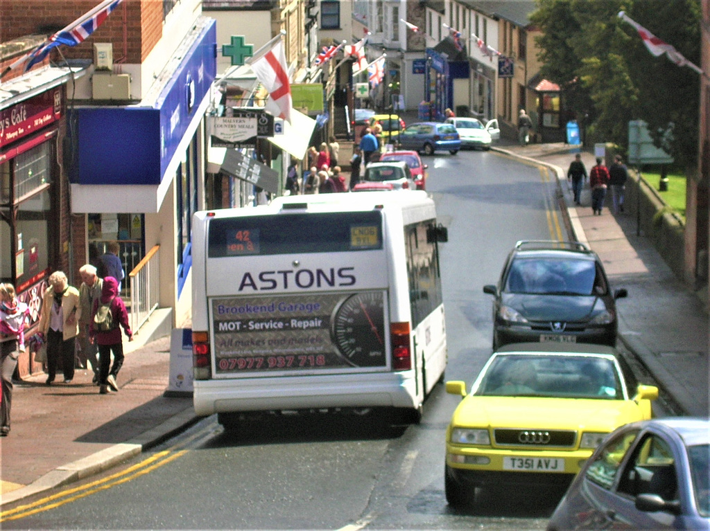 Astons Coaches CN06 BXL in Great Malvern - 6 Jun 2012 (DSCN8320)