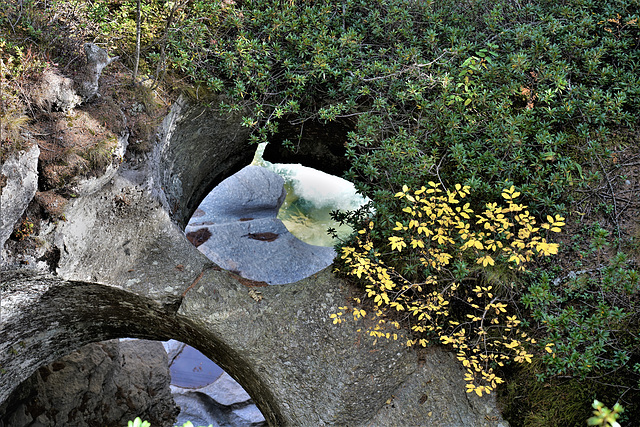 Gletschergarten Cavaglia GR / Grosse, unten aufgebrochene Gletschermühlen