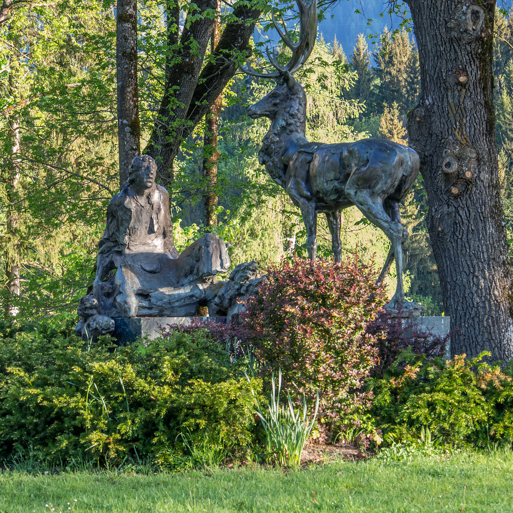 Hubertus-Statue im Park von Schloss Bruck