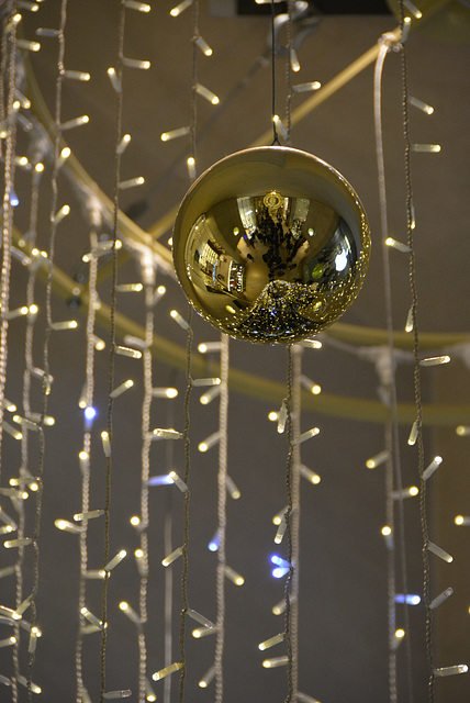 anamorphose et boule de Noël, carroussel du Louvre