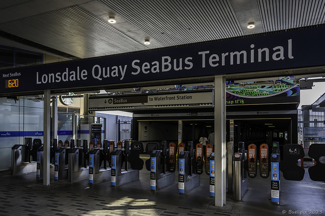 Lonsdale ... SeaBus-Terminal ... P.i.P. (© Buelipix)