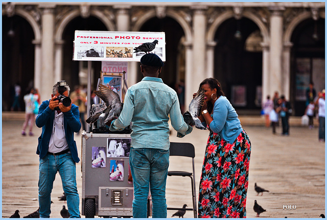 Fotógrafos, palomas y risas en Plaza San Marcos+2PiP