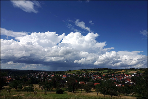 Regenschauer über dem Kirschgäu