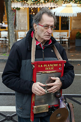 Il joue du washboard , instrument de percussion en tôle ondulée se jouant avec des dés à coudre .