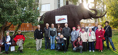 Grupo de ĈEA-kongresanoj ĉe la mamuto en la ĝerdeno de la ekspozicio "Orah ĉeĥaj manetoj"