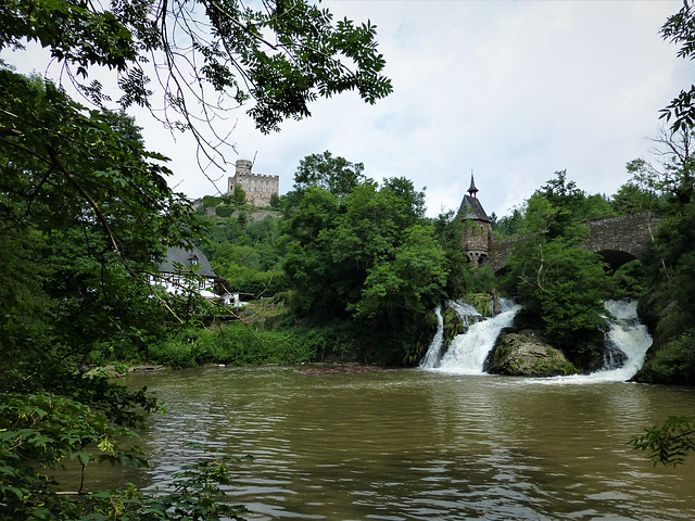 Mühle, Burg und Wasserfall